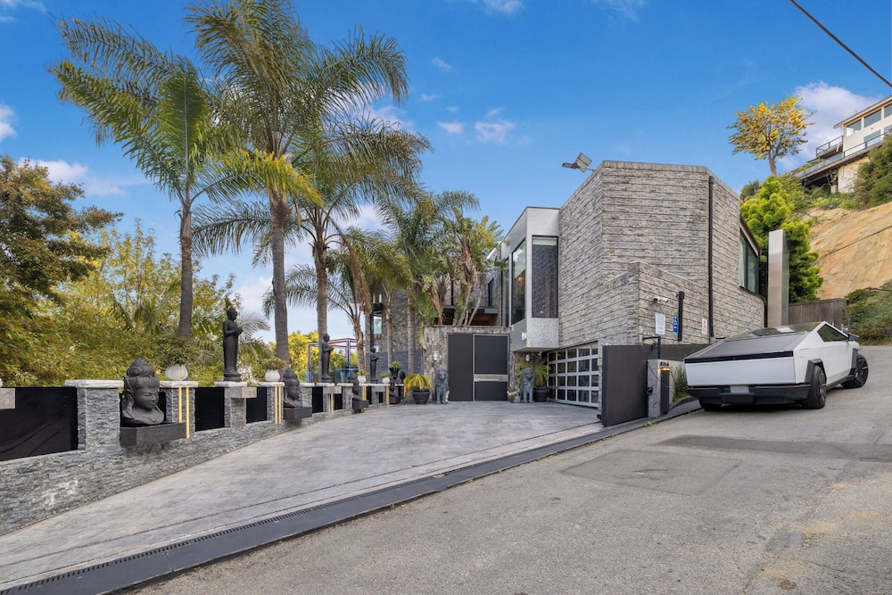 Villa Kaleida - Sleek Modern Sunset Villa With Eclectic Style & Infinity Pool