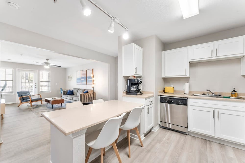 Ideal 2BR King Suite w Gym Pool Close to Downtown