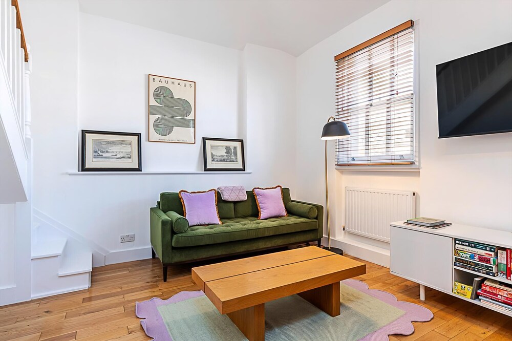 Stylish Chelsea Flat With Luxe Comfort & Charm