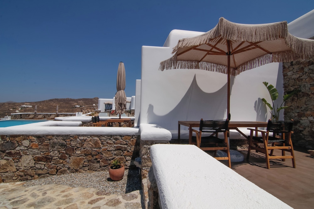 Thronos Suites