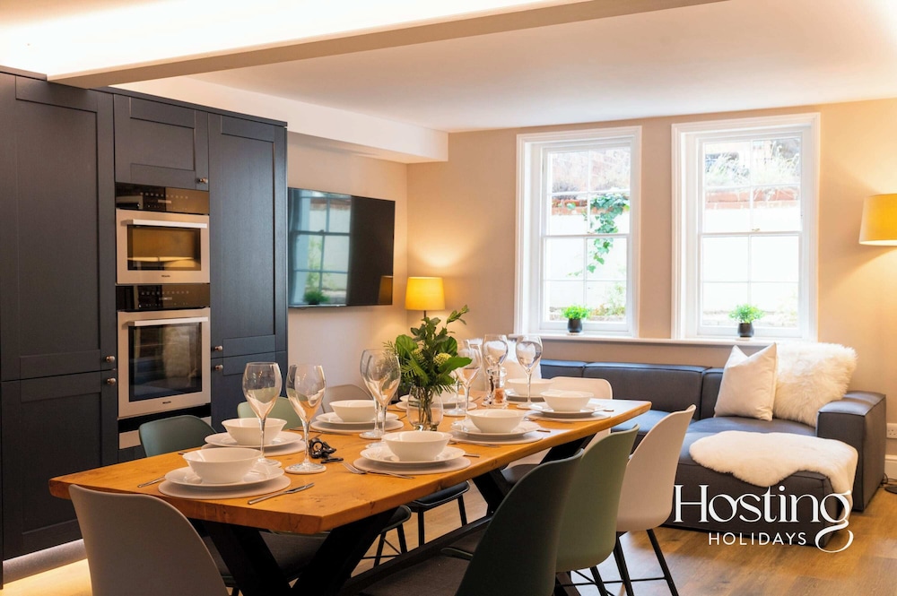 The Victoria - Central Luxury Home view 4