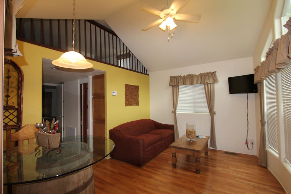 Mendelbaum Winery Guest Cabins