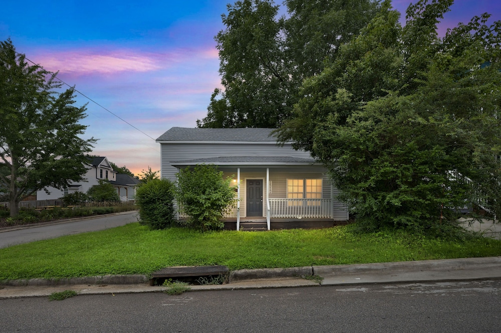 Raleigh Vacations - Sleek 4br Home In Raleigh a Fully Renovated 4 Bedroom Home by RedAwning - Property Image 1