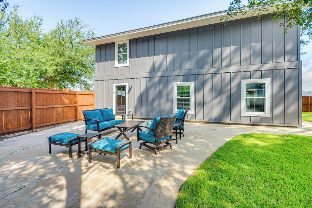 3 Mi to Navarre Beach: Home w/ Furnished Patio