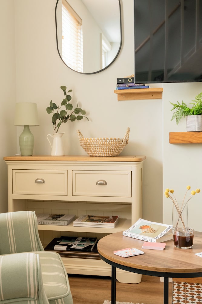 Leaf Cottage I By Huluki Sussex Stays