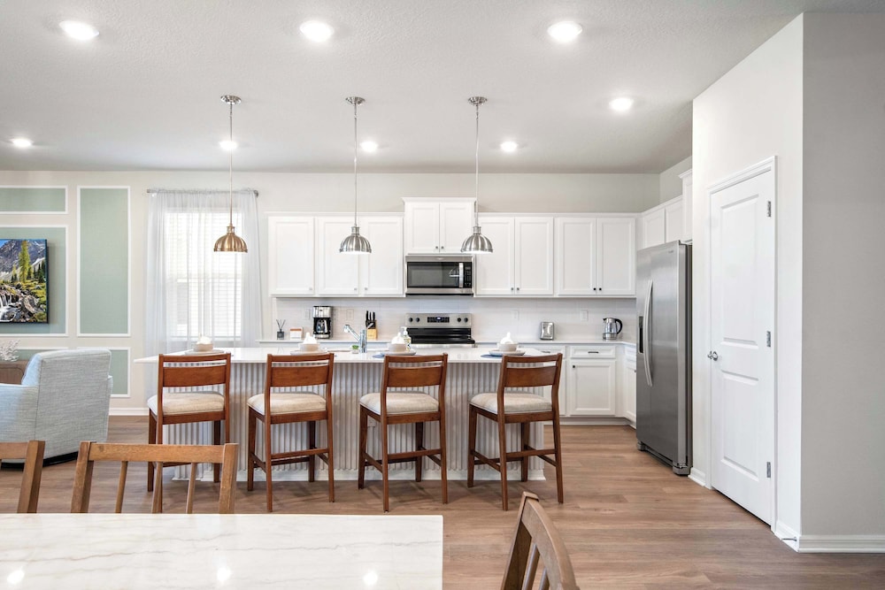 Bright & Spacious 7BR Pool Villa w/ Game Loft New Windsor Cay Resort Near Disney
