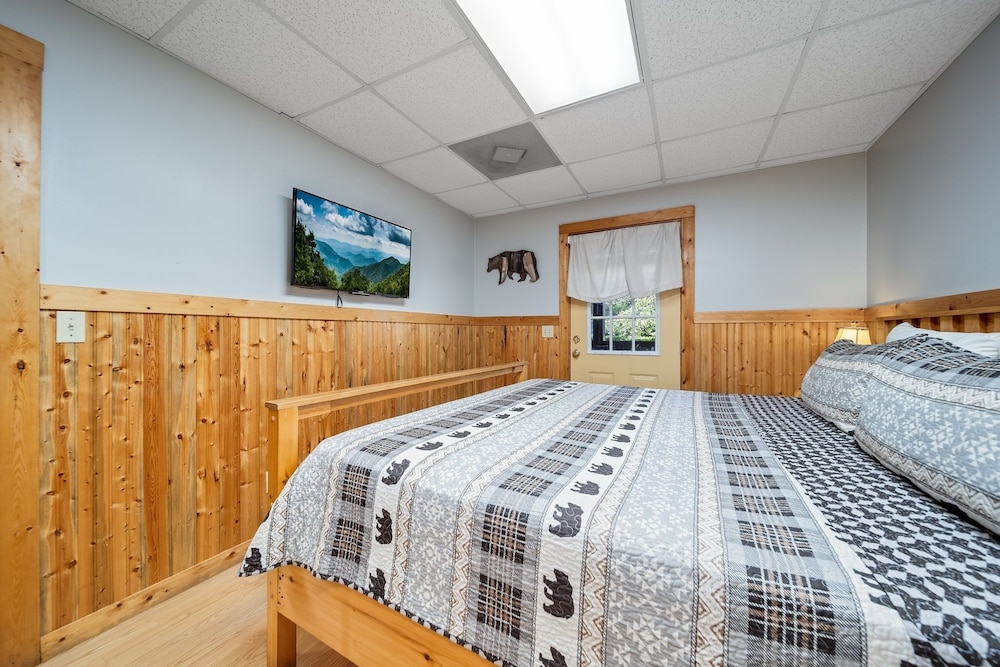 Er299 - Possum Hollow 4 Bedroom Cabin by RedAwning view 3