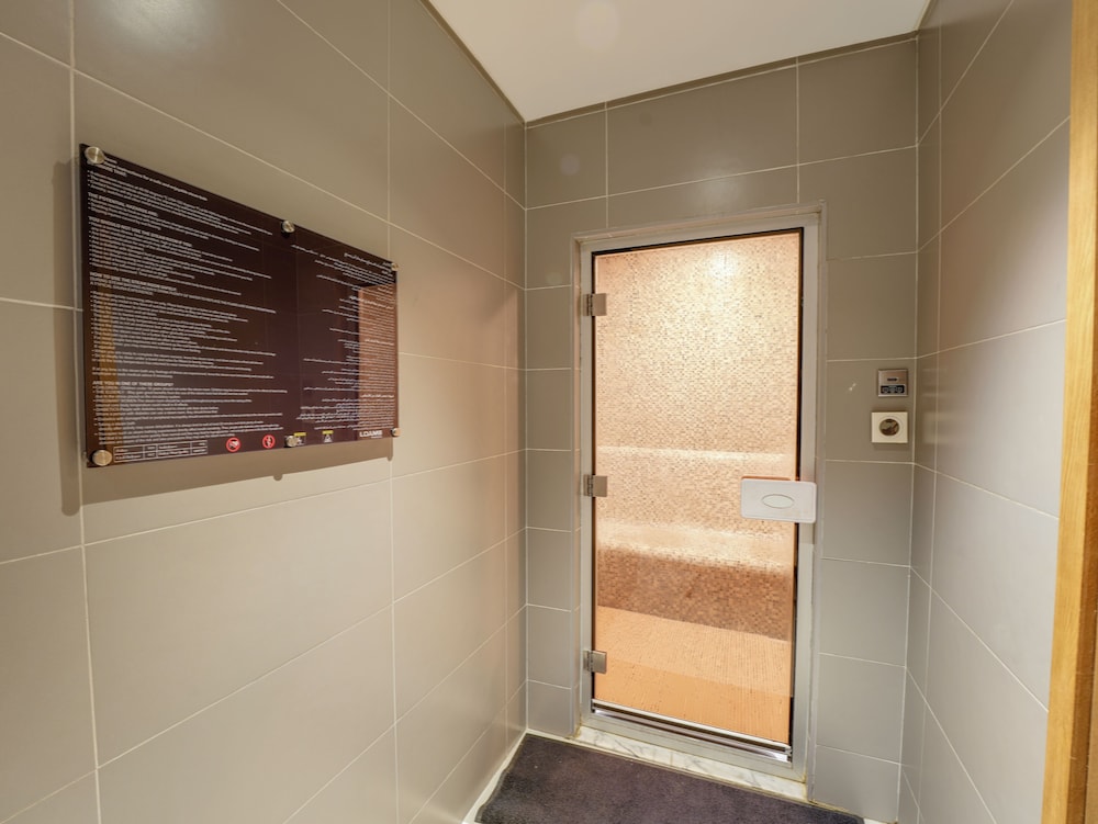 Glamorous 2BR in Damac Paramount Tower