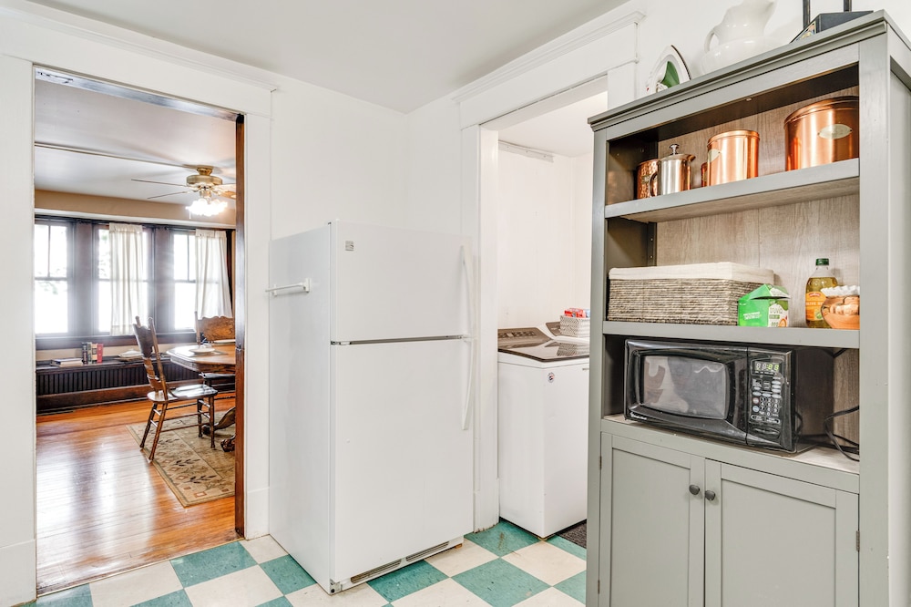 3 Mi to Dtwn Indy: 20th-century Apt w/ Fenced Yard