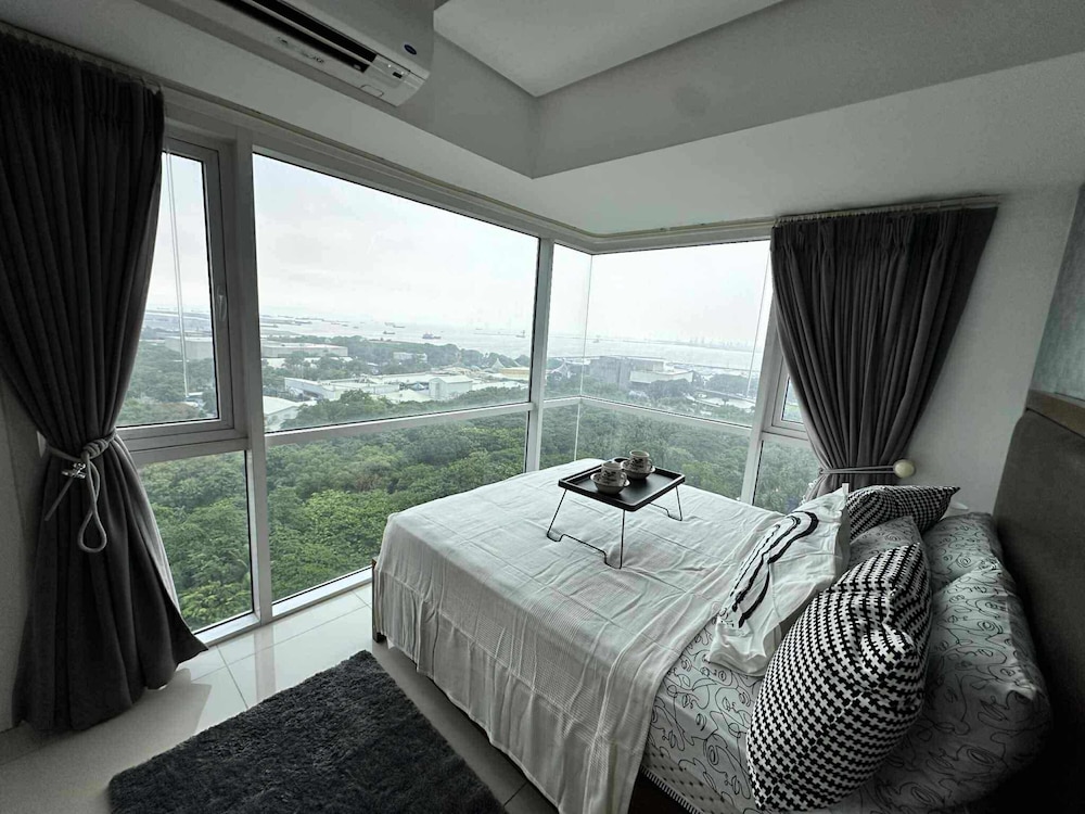 Breeze Residences Condos