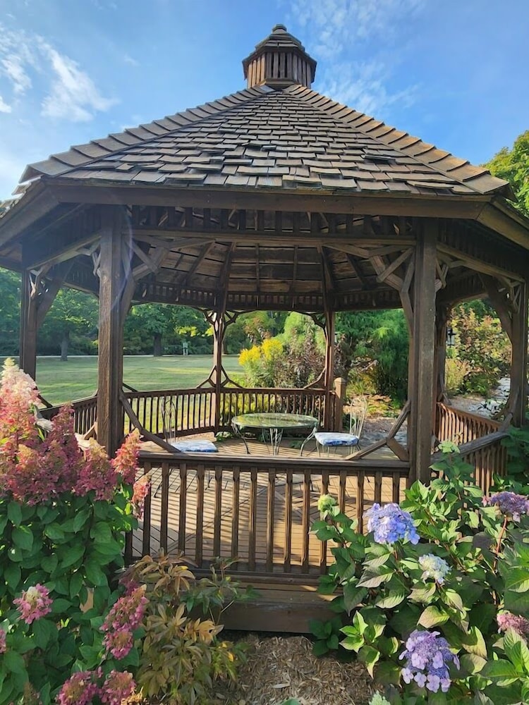 Chanticleer Guest House