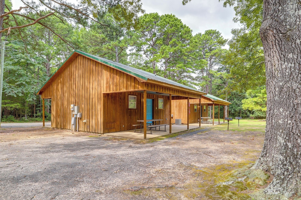 0.5 Mi to Lake: Patio at Heber Springs Cabin! view 3