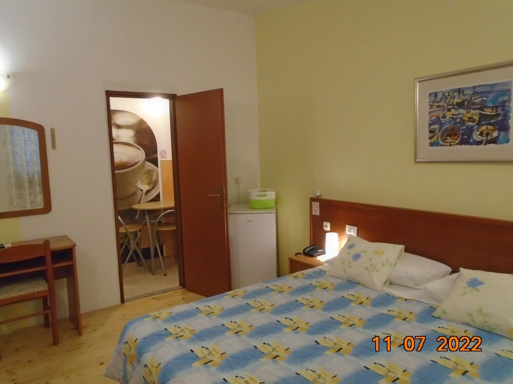 ROOMS MATEA PULA