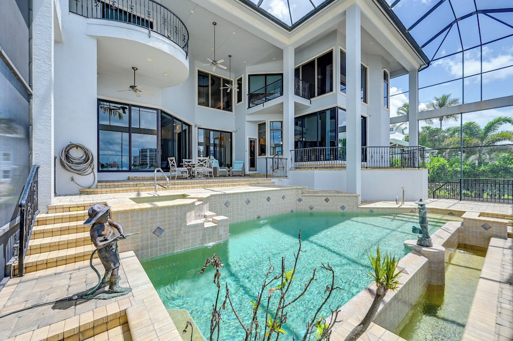 Waterfront Stunner: Effortless Elegance in Naples!