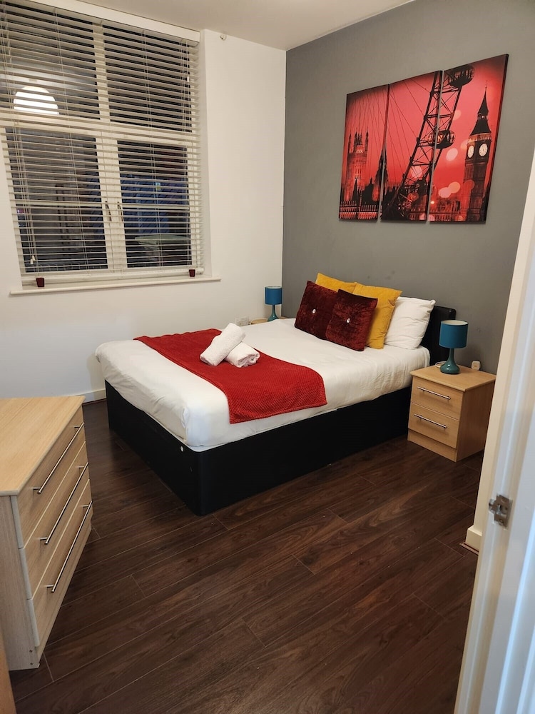 2bed Apt -king Bed -free Parking - Family Friendly view 3