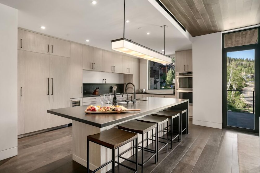 203 - Three Bedroom Deluxe One Empire Pass 3 Condo