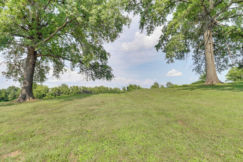14 Mi to St Louis: Dog-friendly Columbia Home
