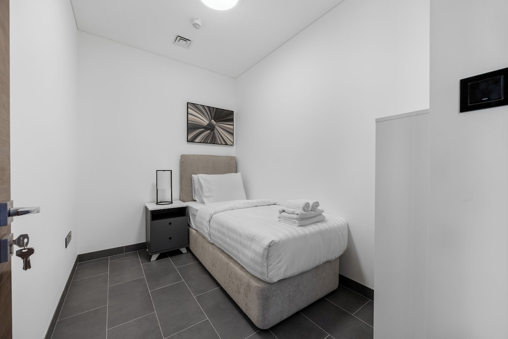 Modern 1BR with Balcony Sobha Hartland