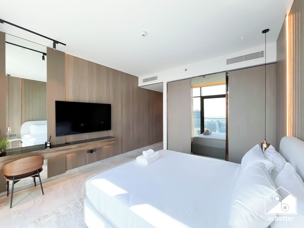 Luxurious 3BR Canal View Apartment Pool + Gym