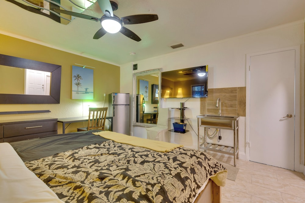 Lakefront Getaway w/ Dock Near Las Olas Beach