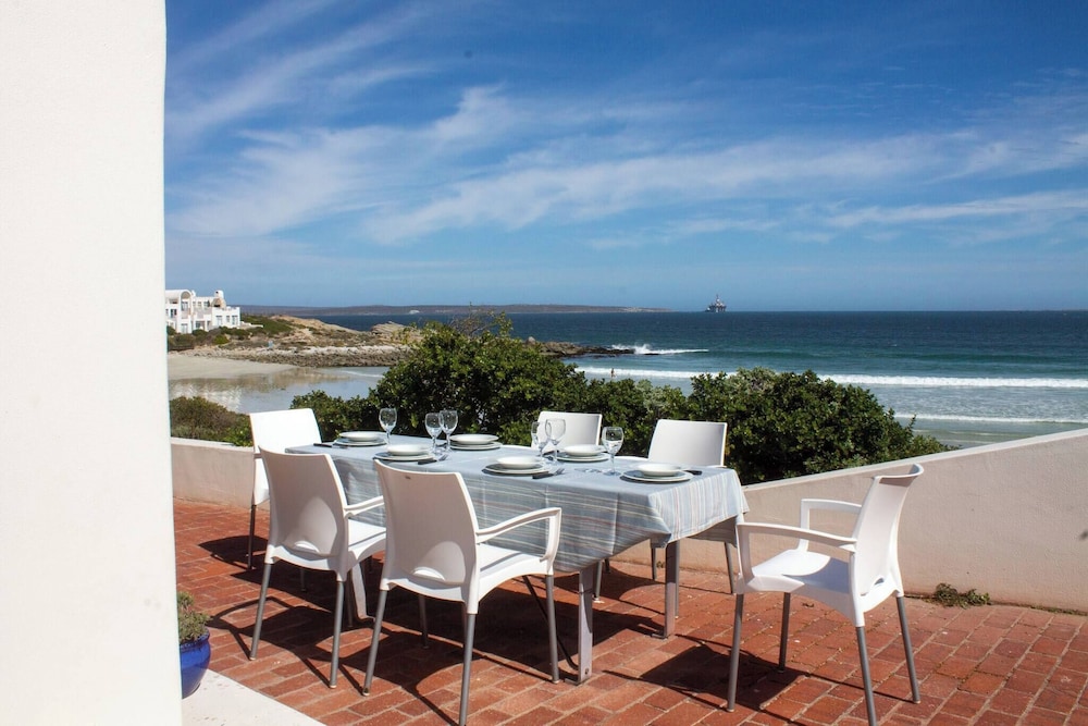 Paradys Oceanfront Submarine-style Holiday Home in Langebaan