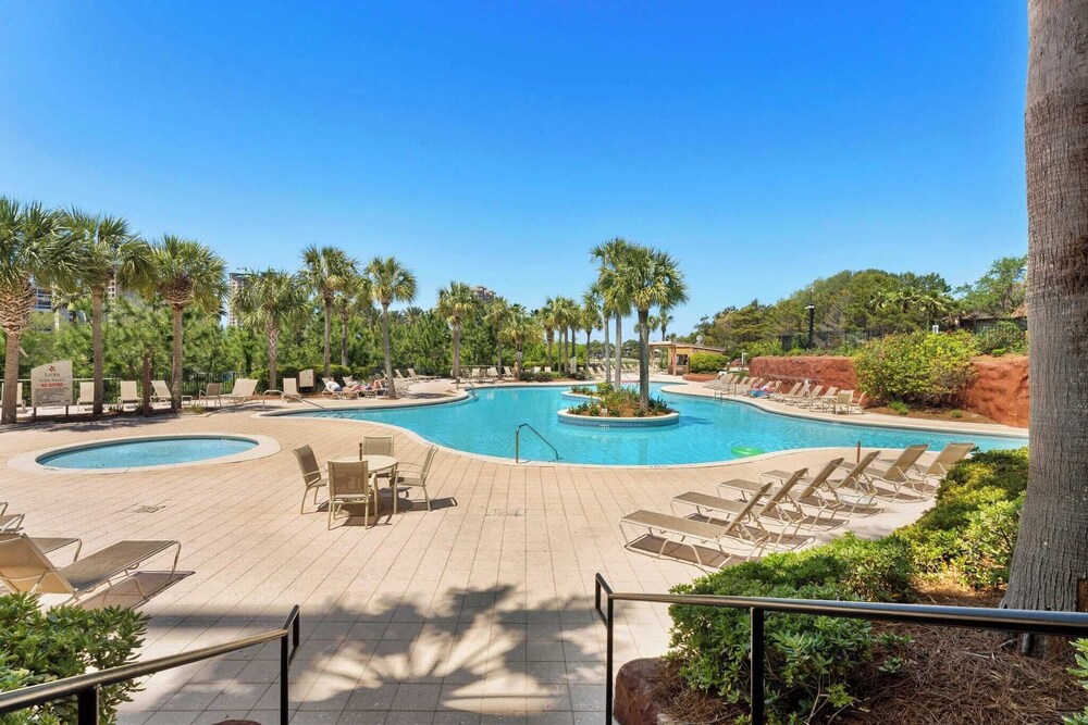 Miramar Beach Studio w/ Pool, Tennis & Walk to Beach Luau Eastern Sky