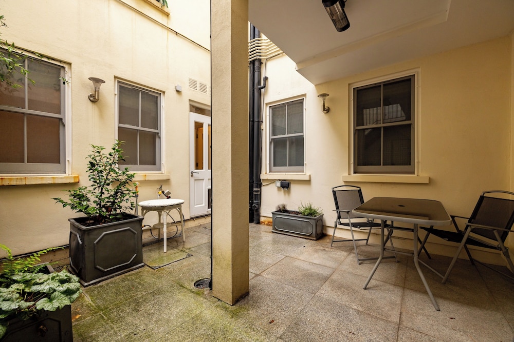 Large 4-bed 8-guests W/patio 1841 House Paddington