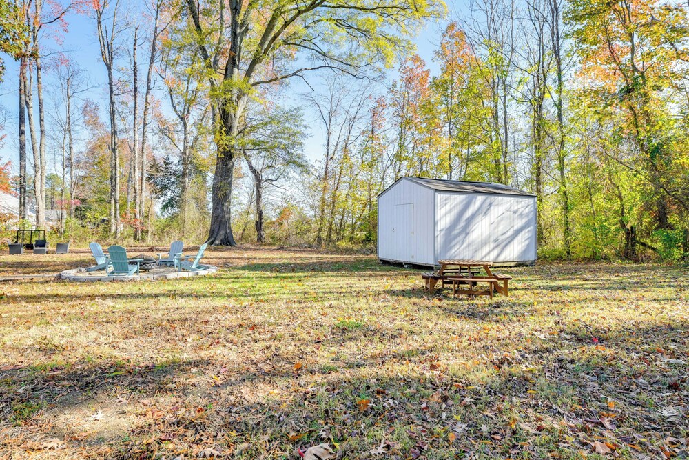 9 Mi to Colonial Beach: Charming Cottage w/ Yard!