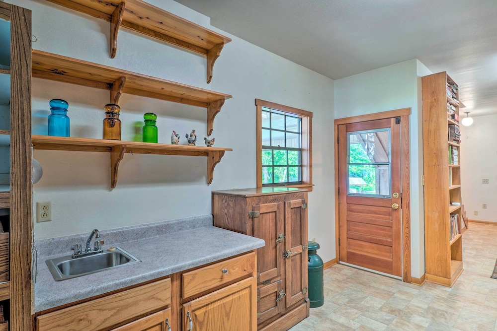 Beautiful Toledo Bend Retreat w/ Private Dock view 2