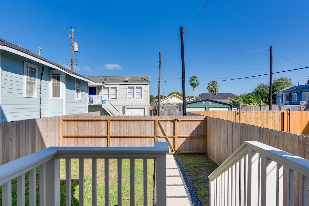 Upscale Home w/ 2 Balconies in Galveston!