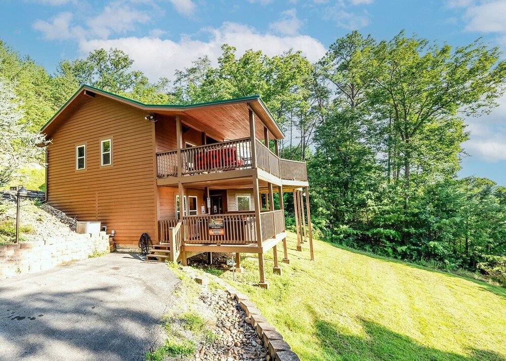 Bearmont Lodge 4 Bedroom Cabin by RedAwning