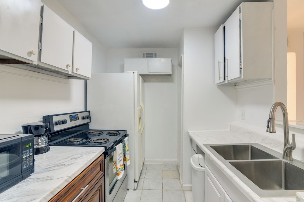 15 Mi to Dtwn Houston: Condo in Gated Community