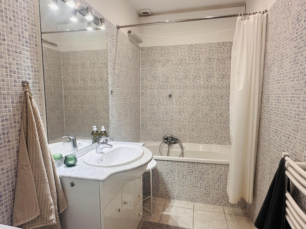 Bright one Bedroom Apartment in the Center of Cannes 13 Minutes Walk to the Palais des Festivals - 2290
