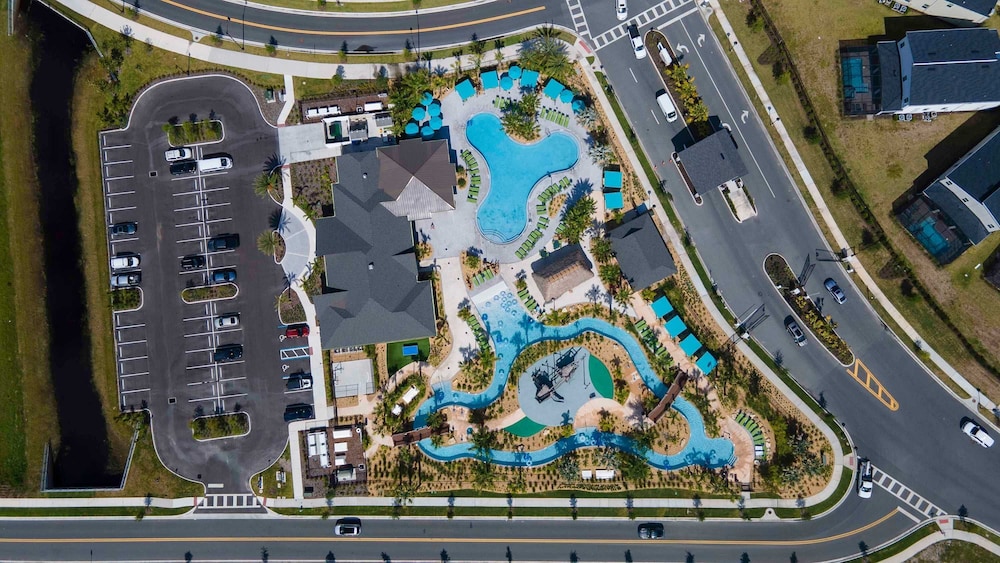 Stylish 4BR Pool Townhome Storey Lake