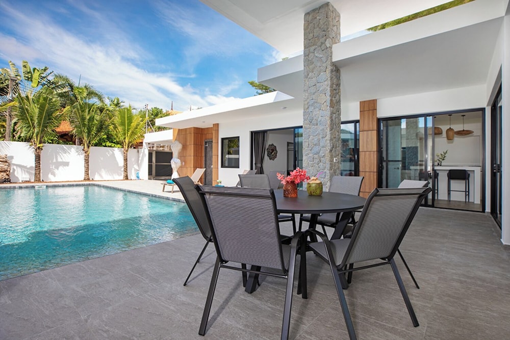 Modern 5 Bedrooms Pool Villa Curtis