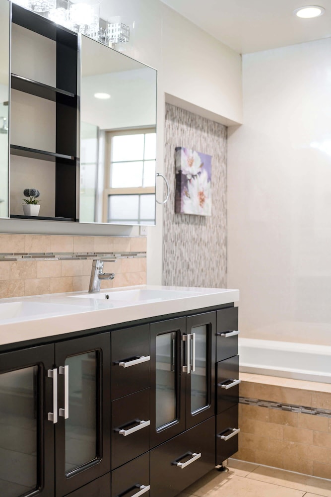 Luxury Estate With Sparkling Pool & Elegant Amenities