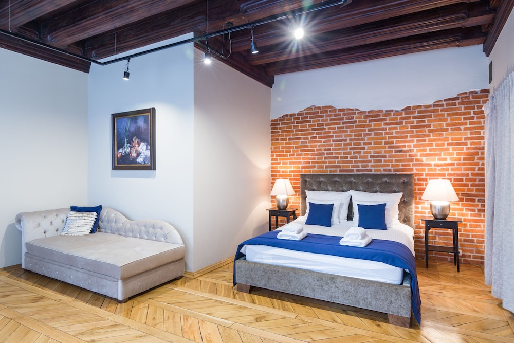 MR 3 Apartments