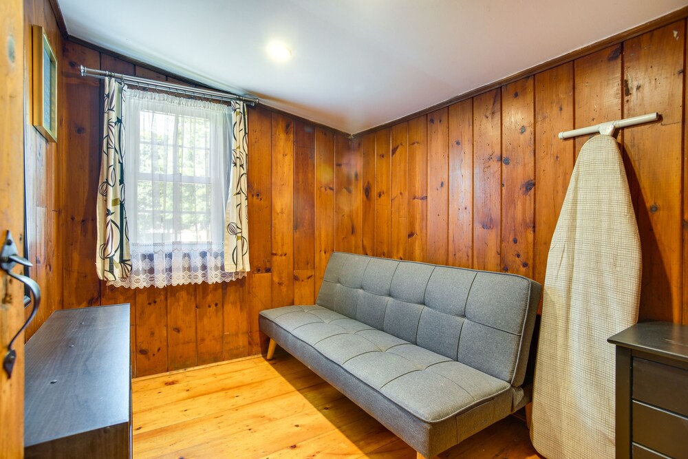 Hot Tub & Kayaks: Dog-friendly House in Yarmouth