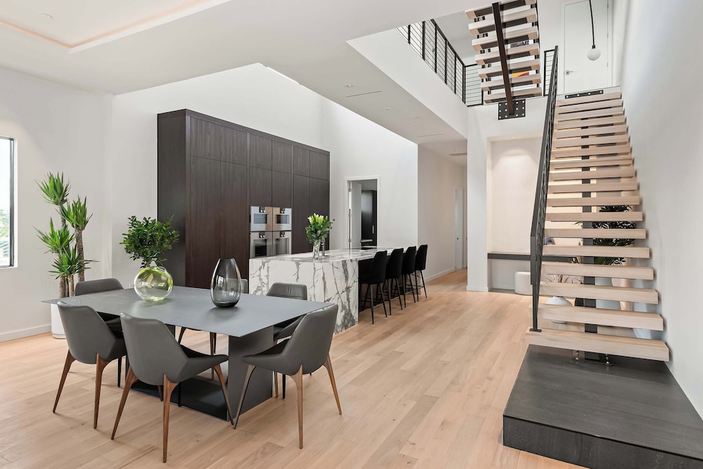 Lux Penthouse 4-story Stunner Rooftop Views