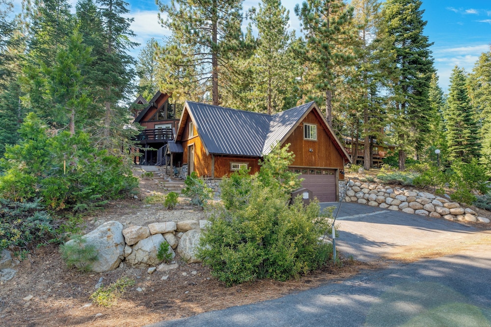 Ember by Avantstay Majestic Entertainers Home w/ Pine Tree Views & Close to Meek's Bay view 3