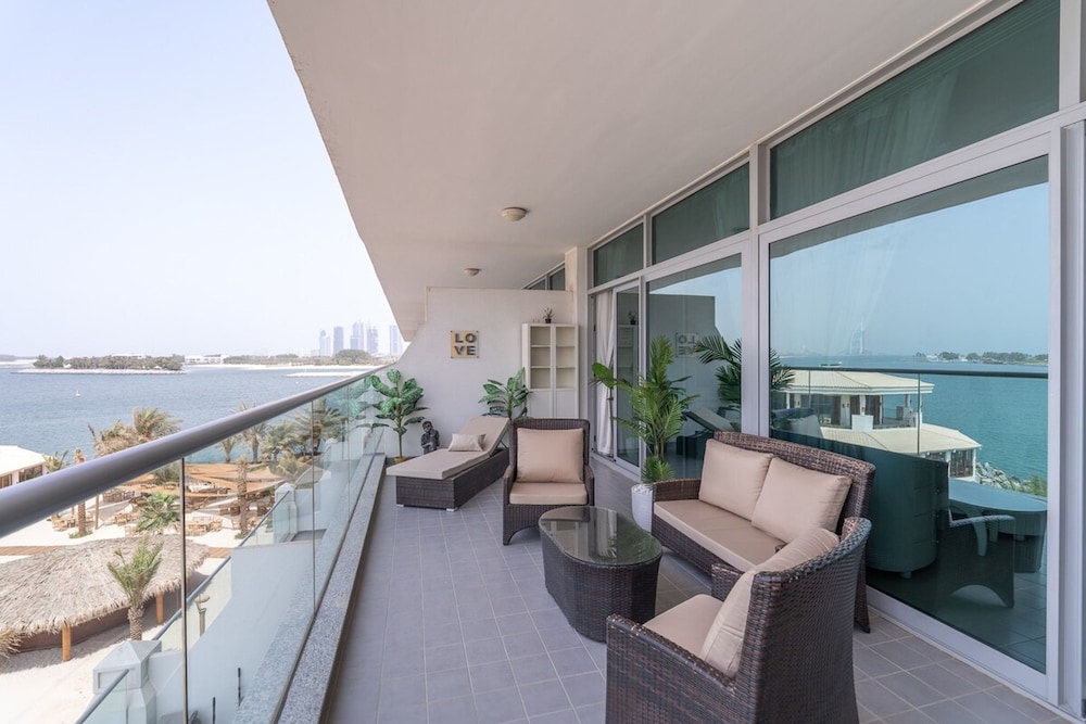 Peaceful and Airy 1-bedroom Apartment With the Palm Beach View