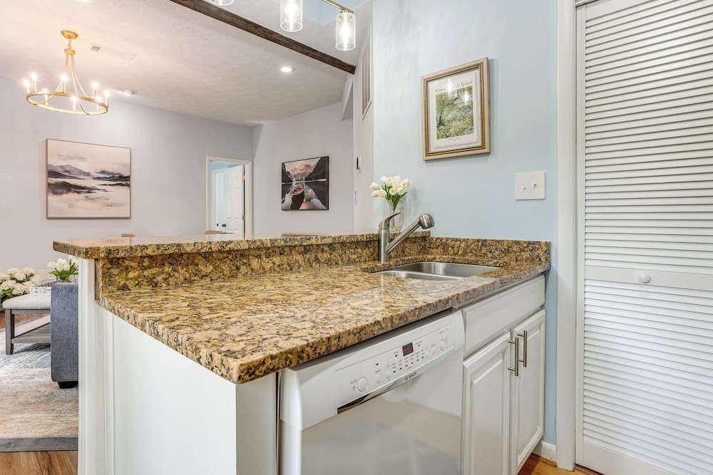 Walk to Slopes: Wintergreen Resort Condo w/ Pool