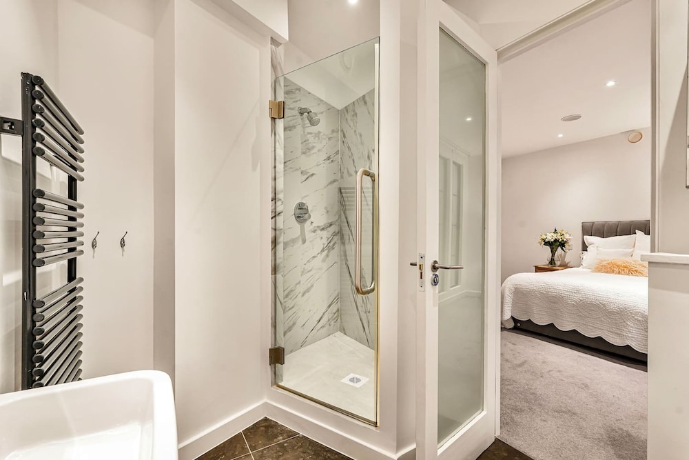 London Mews Home w Glass Atrium Terrace