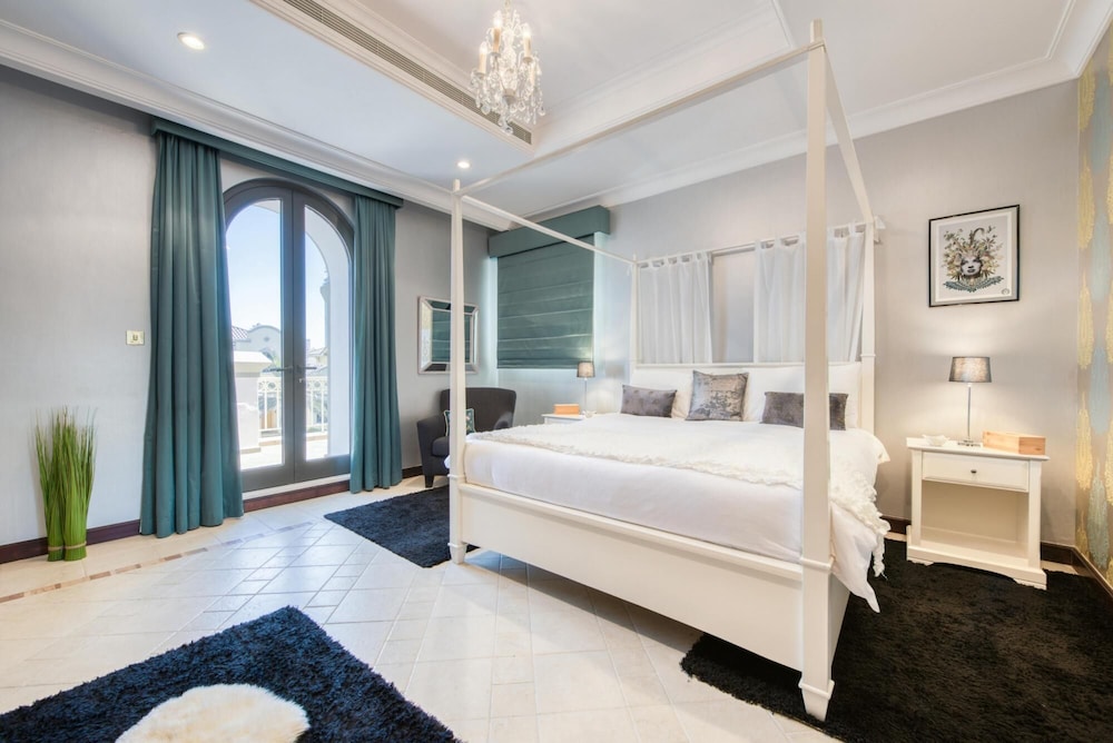 Glamourous Beachfront Villa on The Palm w Pool