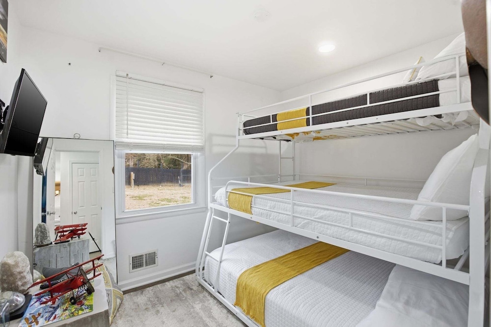 Stylish Hot Tub Retreat With Ping Pong 3 Bedroom Home