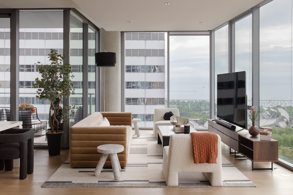 Luxury Downtown PH Bean Lake Views
