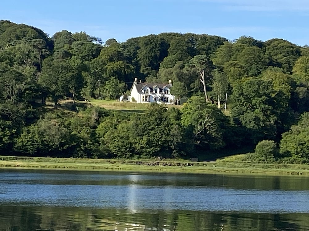 Glenaros Lodge