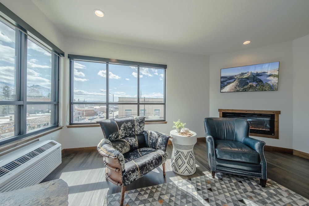 Downtown Penthouse Condo For 4!