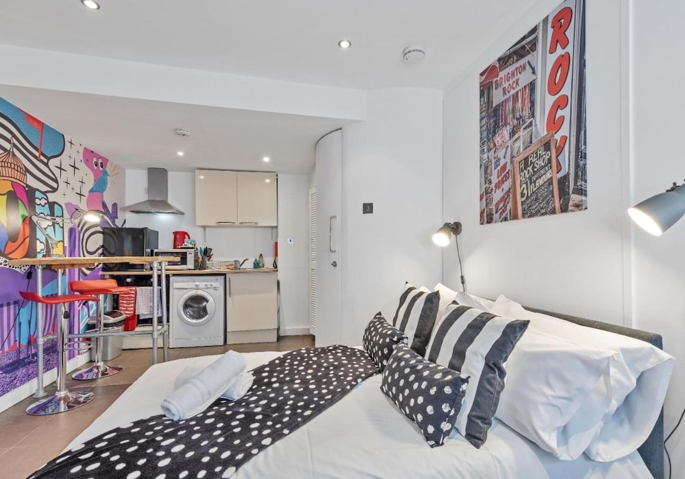 Artist Studio - Super Central Brighton - Sleeps 2 3 Guests - Free Wifi view 5
