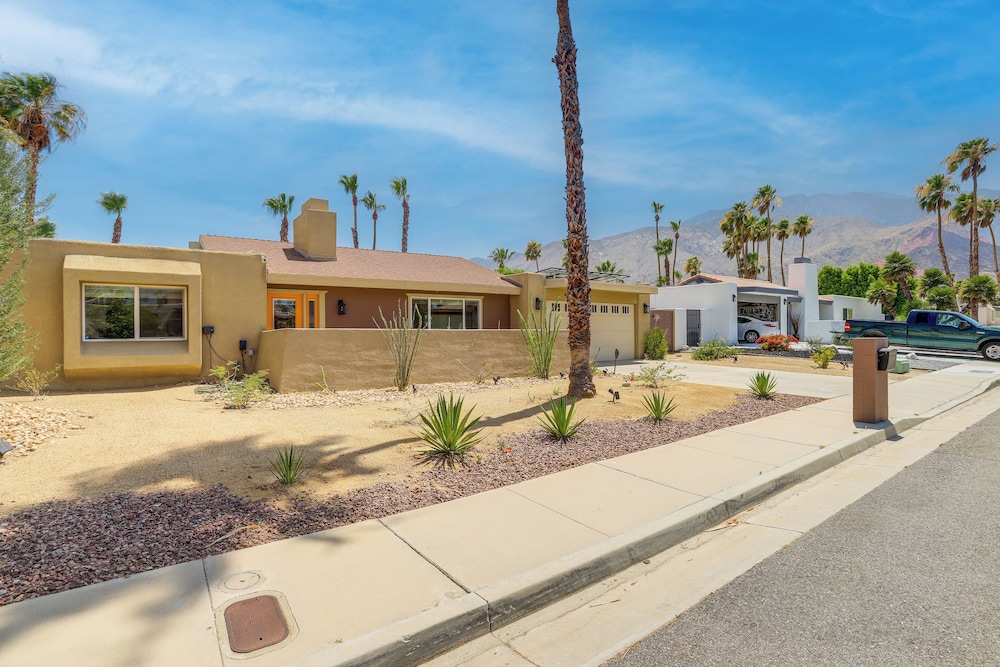 Private Pool & Putting Green: Palm Springs Home! view 2